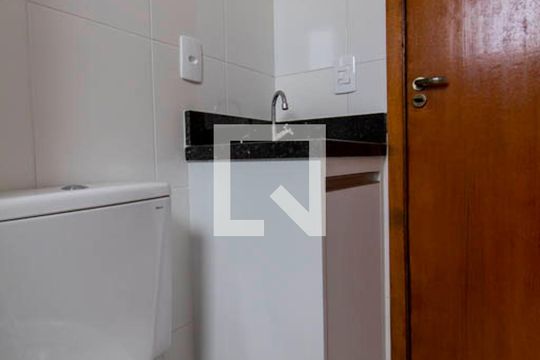 Banheiro de apartamento para alugar com 1 quarto, 31m² em Vila Granada, São Paulo