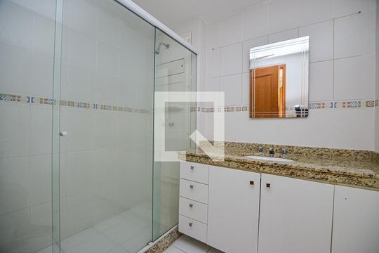 Banheiro da Suíte 1 de apartamento à venda com 3 quartos, 216m² em São Francisco, Niterói