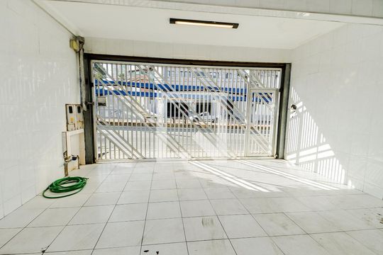 Garagem de casa à venda com 4 quartos, 230m² em Vila Antonieta, Guarulhos