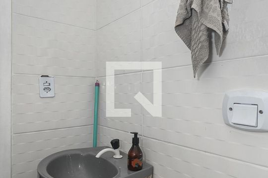 Banheiro de apartamento à venda com 1 quarto, 38m² em Bom Jesus, Porto Alegre