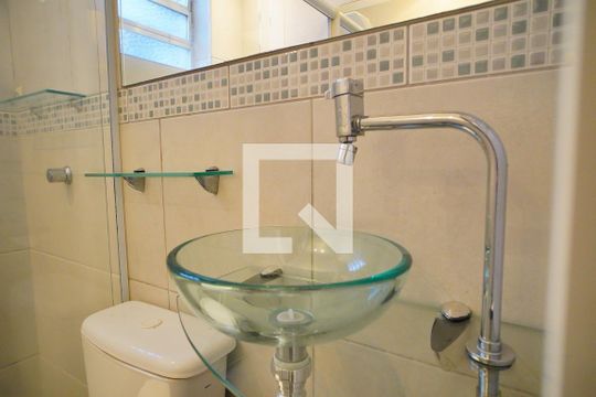 Banheiro de apartamento à venda com 1 quarto, 50m² em São João, Porto Alegre