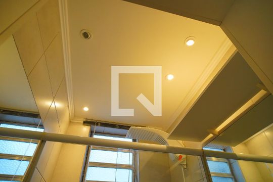 Banheiro de apartamento à venda com 1 quarto, 50m² em São João, Porto Alegre