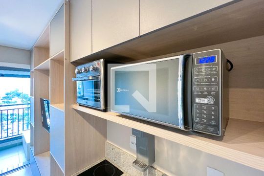 Cozinha de apartamento para alugar com 1 quarto, 31m² em Indianópolis, São Paulo