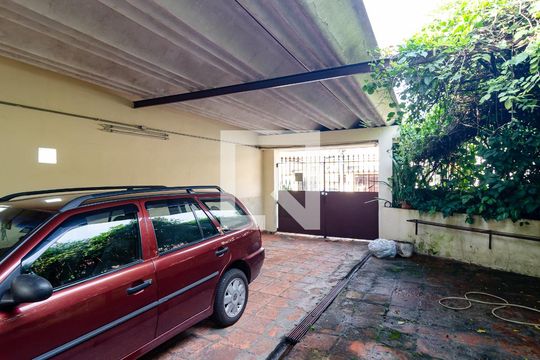 Garagem de casa à venda com 3 quartos, 325m² em Cidade Domitila, São Paulo