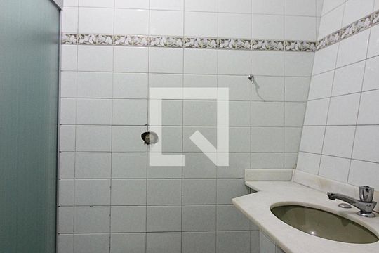 Banheiro de serviço de casa à venda com 3 quartos, 250m² em Jd Silvina, São Bernardo do Campo