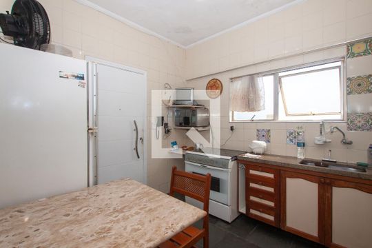 Cozinha de apartamento para alugar com 3 quartos, 320m² em Barra Funda, Guarujá