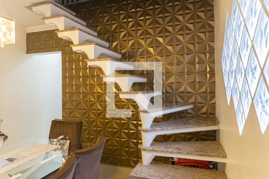 Escada de casa à venda com 3 quartos, 130m² em Vila Santa Teresa (zona Sul), São Paulo