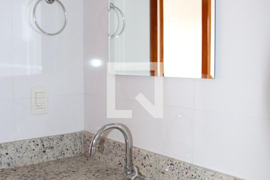 Banheiro de apartamento à venda com 2 quartos, 46m² em Vila Mazzei, São Paulo