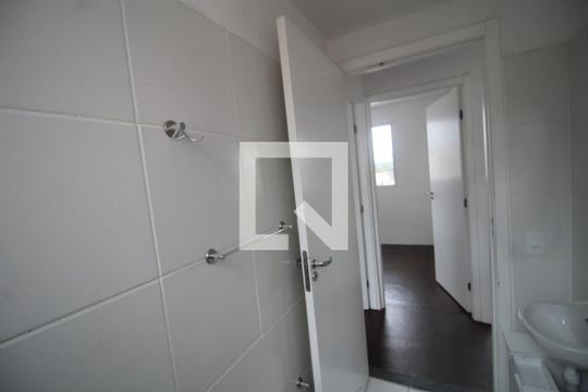 Banheiro de apartamento à venda com 2 quartos, 42m² em Estância Velha, Canoas