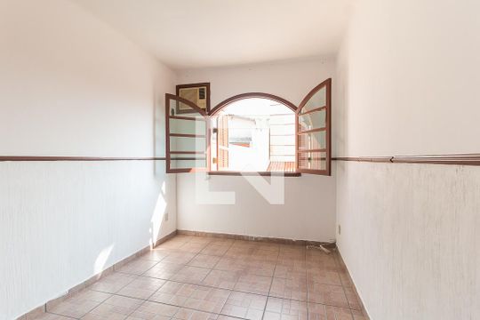 Quarto 1 de casa para alugar com 2 quartos, 350m² em Jardim Camila, Mogi das Cruzes