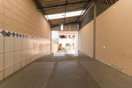 Garagem de casa para alugar com 2 quartos, 350m² em Jardim Camila, Mogi das Cruzes