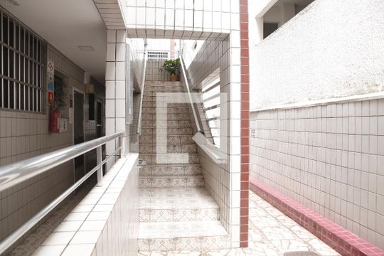 Escada de apartamento para alugar com 2 quartos, 38m² em Guilhermina, Praia Grande