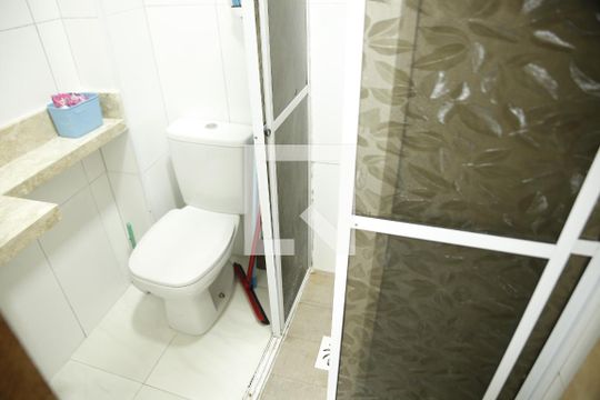 Banheiro de apartamento para alugar com 2 quartos, 38m² em Guilhermina, Praia Grande