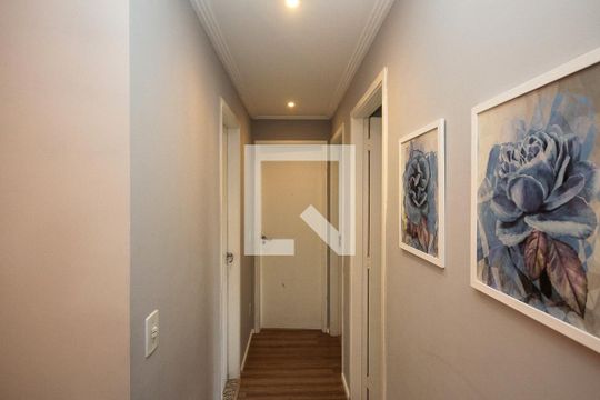 Corredor de apartamento à venda com 3 quartos, 63m² em Vila Carmem, São Paulo