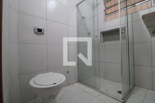 Banheiro de casa para alugar com 2 quartos, 72m² em Parque Residencial Julia, São Paulo