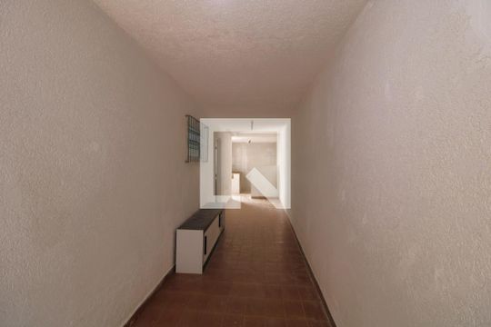 Quintal lateral de casa para alugar com 2 quartos, 72m² em Parque Residencial Julia, São Paulo