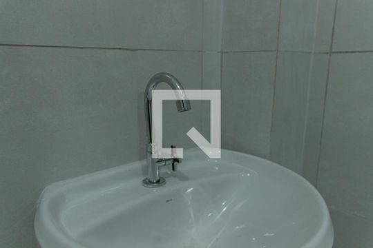 Banheiro - Torneira de casa de condomínio para alugar com 1 quarto, 25m² em Vila Boacava, São Paulo
