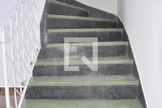 Escada para os quartos de casa para alugar com 3 quartos, 150m² em Vila Bonilha, São Paulo