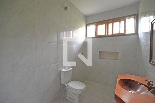 Banheiro  de casa à venda com 3 quartos, 900m² em Cristal, Porto Alegre