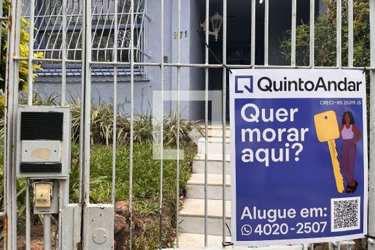 Fachada de casa à venda com 3 quartos, 900m² em Cristal, Porto Alegre