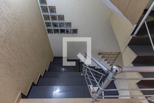 Escada Garagem de casa à venda com 3 quartos, 224m² em Vila Pires, Santo André
