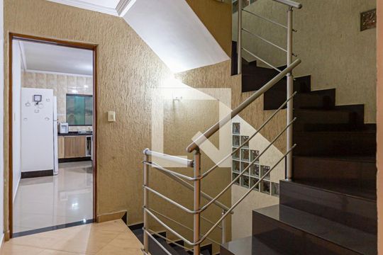 Escada Dormitórios de casa à venda com 3 quartos, 224m² em Vila Pires, Santo André