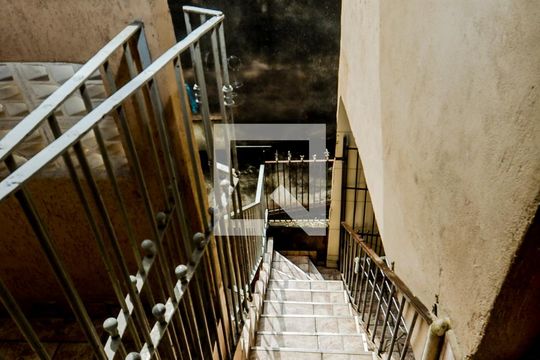 Escada de Entrada  de casa para alugar com 2 quartos, 110m² em Jardim Maria Aparecida, Guarulhos