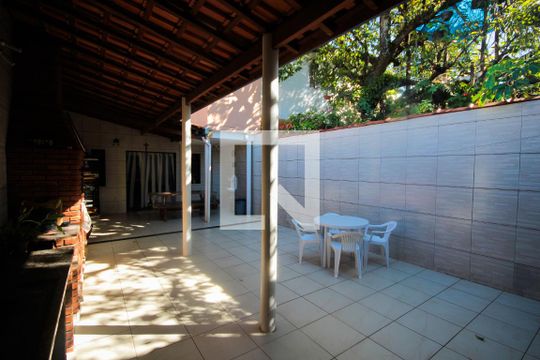 Quintal de casa à venda com 3 quartos, 160m² em Jardim Patente Novo, São Paulo