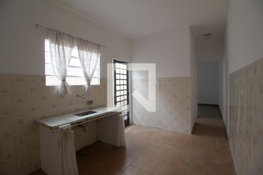 Cozinha de casa para alugar com 2 quartos, 15m² em Vila Leao, Sorocaba