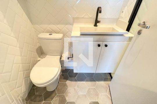 Banheiro de kitnet/studio para alugar com 1 quarto, 30m² em Bom Retiro, São Paulo