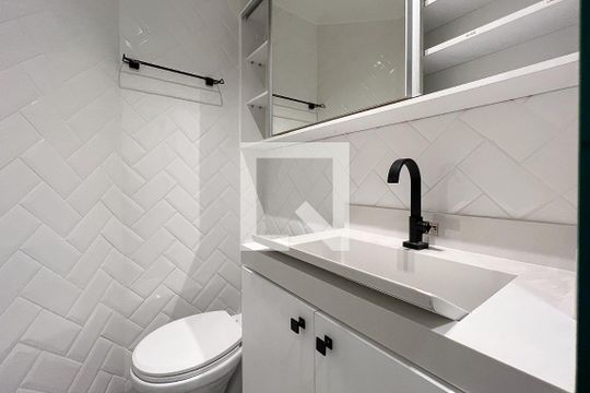 Banheiro de kitnet/studio para alugar com 1 quarto, 30m² em Bom Retiro, São Paulo