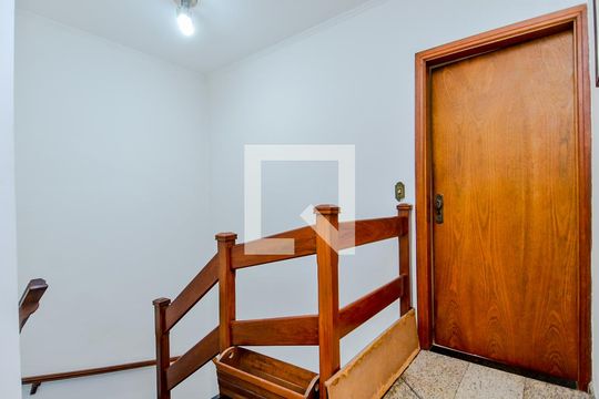 Escada Sala/Quartos  de casa para alugar com 3 quartos, 326m² em Vila Harmonia, Guarulhos