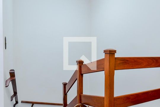 Escada Sala/Quartos  de casa para alugar com 3 quartos, 326m² em Vila Harmonia, Guarulhos