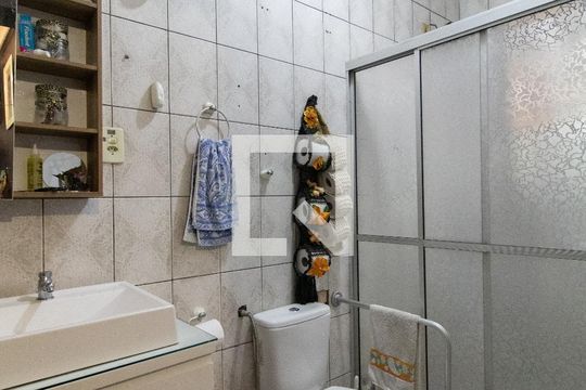 Banheiro de casa à venda com 2 quartos, 390m² em Vila Nova, Porto Alegre