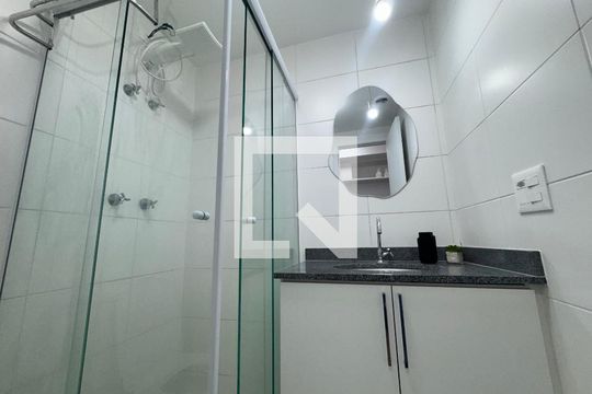 Banheiro social de kitnet/studio à venda com 1 quarto, 26m² em Santo Amaro, São Paulo