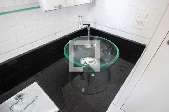 Banheiro de apartamento para alugar com 2 quartos, 45m² em Colônia (zona Leste), São Paulo