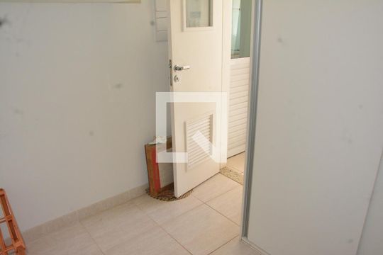 Área de serviços com quarto de apartamento para alugar com 2 quartos, 80m² em Alphaville I, Salvador