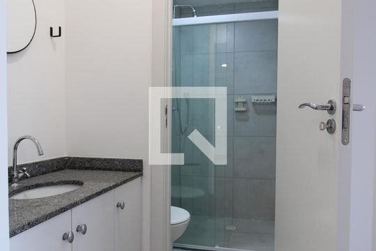 Banheiro de apartamento para alugar com 1 quarto, 30m² em Várzea da Barra Funda, São Paulo