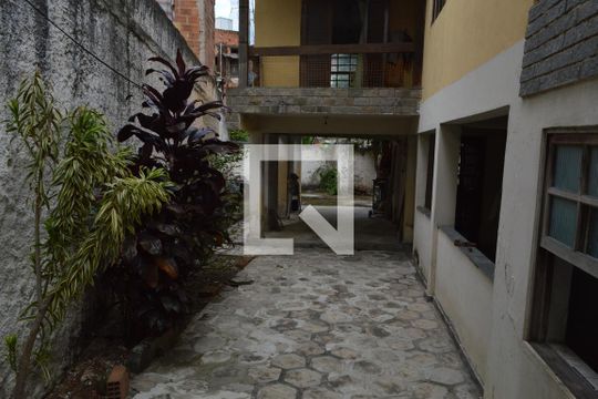 Garagem de casa à venda com 3 quartos, 600m² em Taquara, Rio de Janeiro