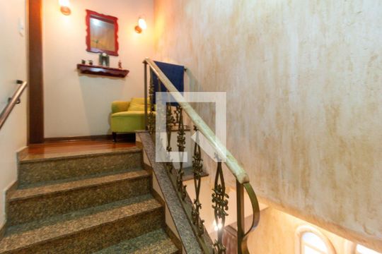Escada de casa para alugar com 3 quartos, 180m² em Ipiranga, São Paulo