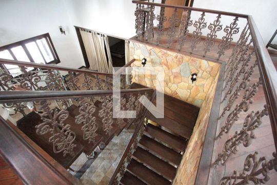 Escadas de casa à venda com 4 quartos, 640m² em Trevo, Belo Horizonte