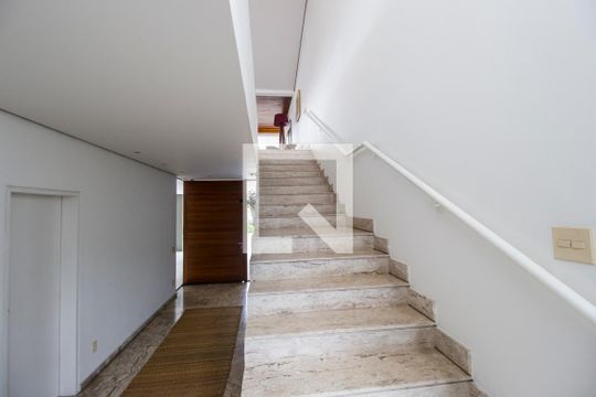 Escada de casa de condomínio à venda com 5 quartos, 1100m² em Tamboré, Santana de Parnaíba