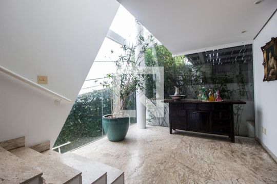 Hall de entrada de casa de condomínio à venda com 5 quartos, 1100m² em Tamboré, Santana de Parnaíba