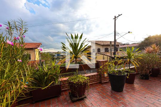 Casa para alugar com 3 quartos, 350m² em Jardim Semiramis, Cotia