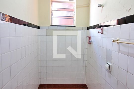 Banheiro de serviço de casa para alugar com 2 quartos, 350m² em Taboão, São Bernardo do Campo