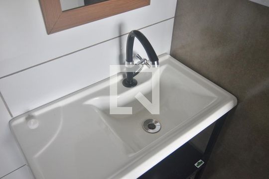 Banheiro de kitnet/studio para alugar com 1 quarto, 30m² em Marechal Rondon, Canoas