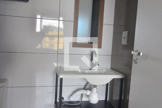 Banheiro de kitnet/studio para alugar com 1 quarto, 30m² em Marechal Rondon, Canoas