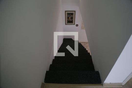 Escadas de casa à venda com 4 quartos, 155m² em Piqueri, São Paulo