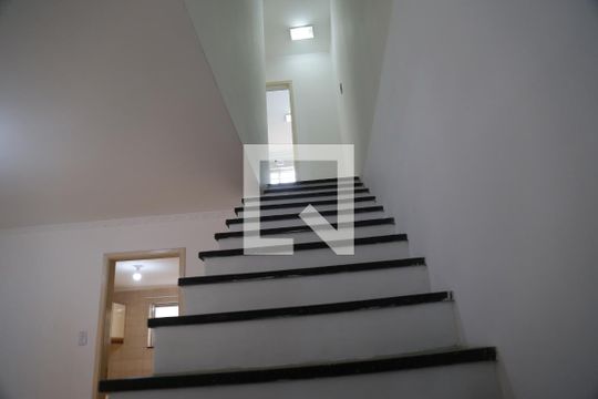Escadas de casa à venda com 4 quartos, 155m² em Piqueri, São Paulo