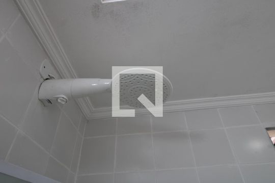 Detalhe banheiro da suíte de casa para alugar com 1 quarto, 100m² em Lapa, São Paulo